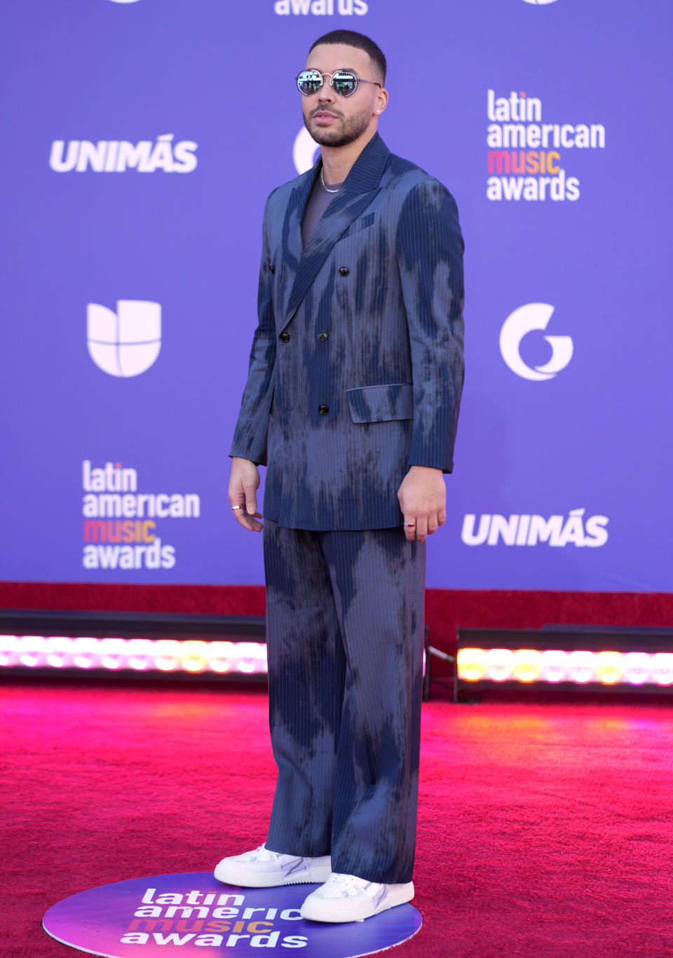 Prince Royce llega a los Latin American Music Awards el jueves 20 de abril de 2023 en la arena MGM Grand Garden en Las Vegas. (Foto AP/John Locher)