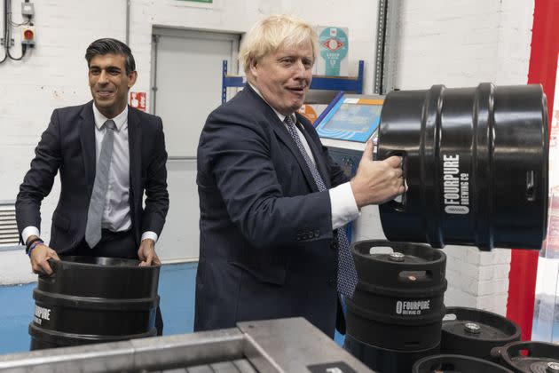 <strong>Boris Johnson and Rishi Sunak during a visit to Fourpure Brewery in Bermondsey, London, holding 30 litre kegs. The proposed new policy only applies to containers of 40 litres-plus.</strong> (Photo: Dan Kitwood via PA Wire/PA Images)