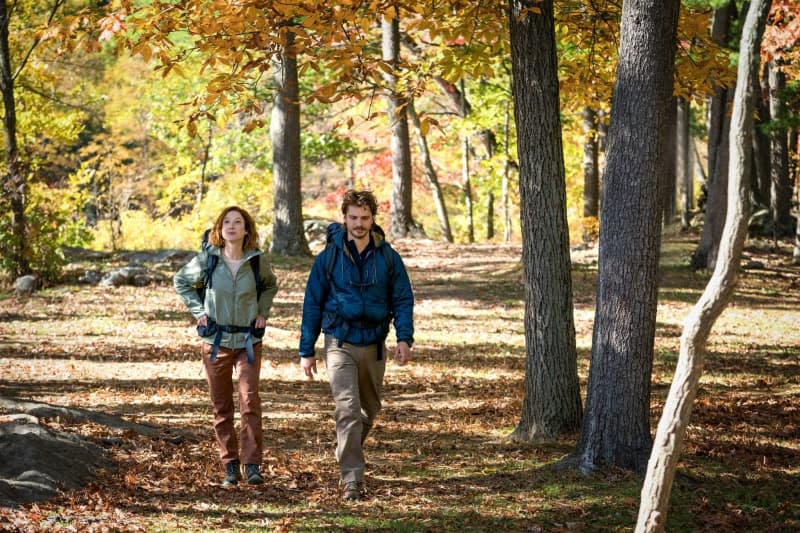 Netflix rom com "Happiness for Beginners" stars Ellie Kemper as Helen, a recent divorcee who signs up for a multiday hiking trip in order to expand her horizons. Then Luke Grimes as Jake shows up. Barbara Nitke/Netflix/dpa