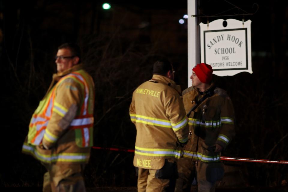 Cuerpos de rescate esperan a las afueras de la escuela primaria Sandy Hook, en Newtown, Connecticut, este 14 de diciembre de 2012, donde un hombre abrió fuego y asesinó, según fuentes oficiales, a 27 personas, entre ellas 18 menores. Spencer Platt/Getty Images