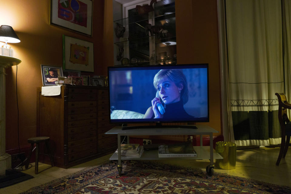 Una escena de la quinta temporada de "The Crown" en casa de Finna Ayres, donde esta vio el programa con Matt Turnbull, colega de un grupo que está en contra de la monarquía, en Londres, el 14 de noviembre de 2022. (Lauren Fleishman/The New York Times).