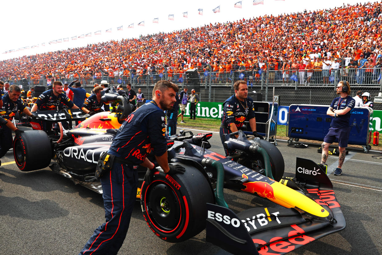 El equipo Red Bull Racing se prepara en la parrilla durante el Gran Premio de F1 de los Países Bajos. Varias mujeres han denunciado ser víctimas de acoso por parte de aficionados el pasado fin de semana. (Foto: Mark Thompson/Getty Images)