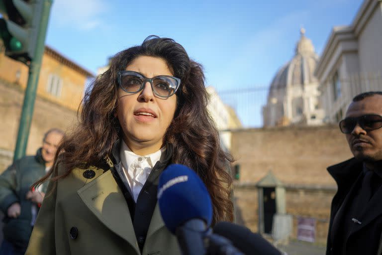 La especialista en relaciones públicas Francesca Chaouqui habla con la prensa al llegar al tribunal penal del Vaticano