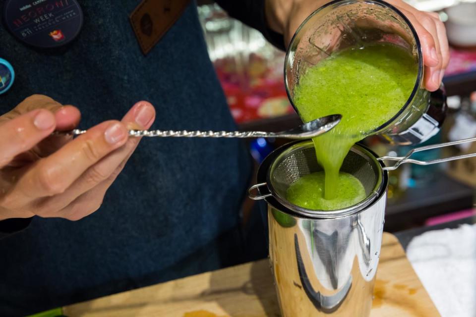用於Green Savour小清新裡的現榨蔬果汁，得反覆細心過濾。
