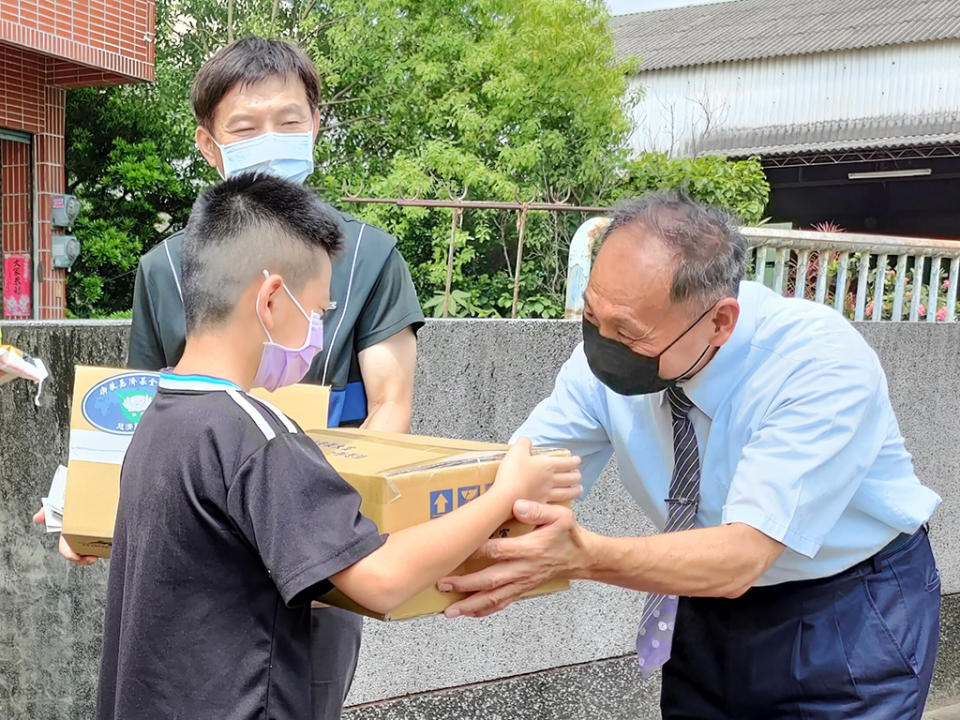 慈濟結合雲林縣府關懷弱勢學童家庭暑期營養，7月6日一早志工與校長前往其中一位學童家關心。