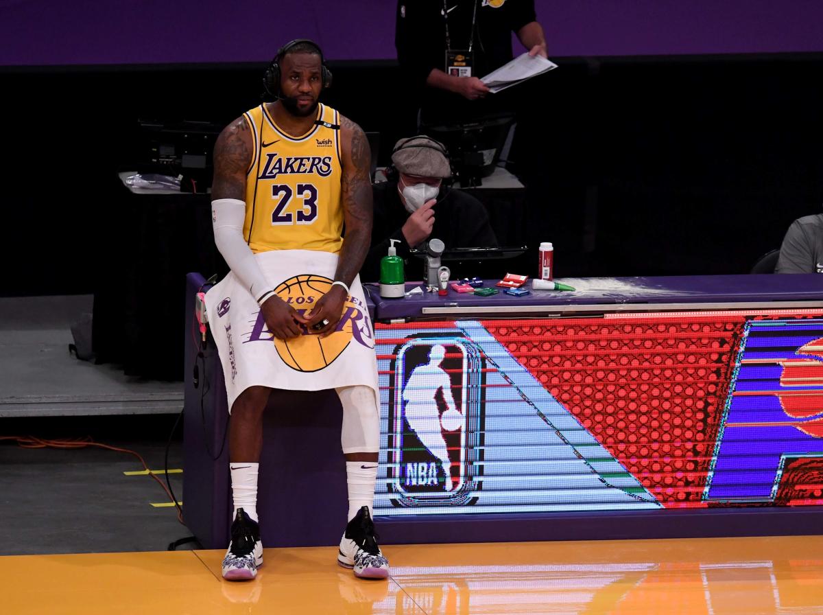 Los Angeles Lakers' LeBron James in health and safety protocols; expected  to miss several games, sources say - ESPN