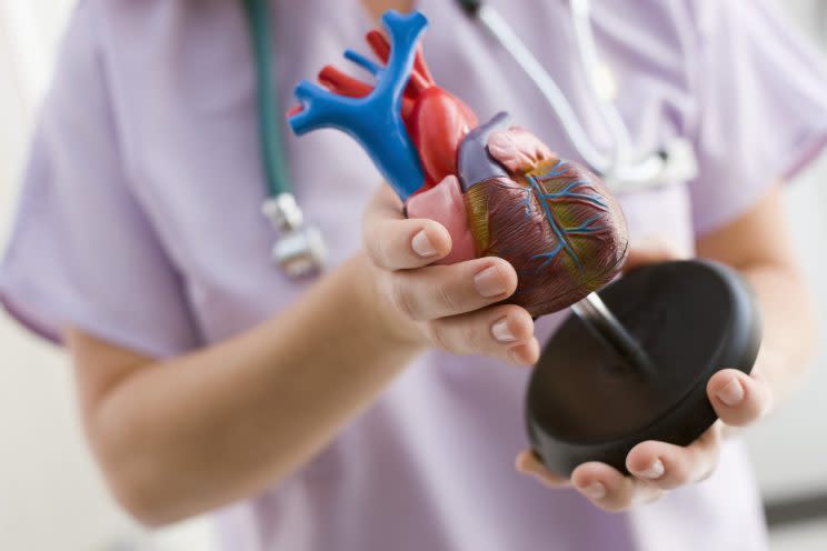 No está claro qué causa la arritmia, actualmente no hay cura y tampoco hay agentes obvios para su prevención. Pero el consumo regular de chocolate, particularmente de chocolate negro, ayuda. (Foto: Getty)