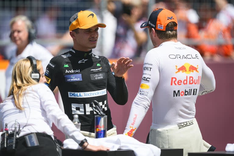 Norris y Verstappen hablan antes de la carrera en el Red Bull Ring; la siguiente charla entre ellos fue en privado, tras la adrenalina por el choque que echó a perder sus actuaciones cuando se encaminaban a terminar primero y segundo.