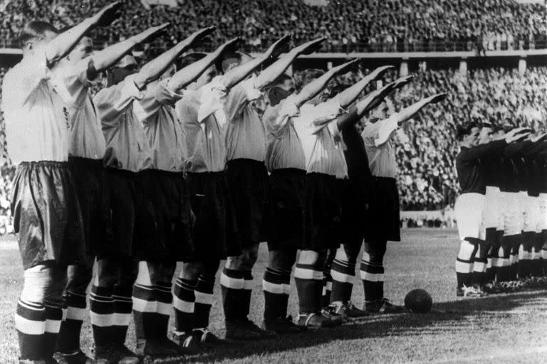 El 14 de mayo de 1938, como preparativo para el Mundial de Francia, Inglaterra visita a Alemania en el estadio Olímpico de Berlín, ante 110.000 espectadores; hoy, los ingleses recuerdan con agrado el triunfo por 6 a 3, pero sufren por el saludo Nazi que le dedicaron a Adolph Hitler