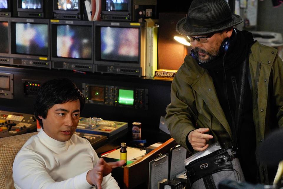 武正晴（右）執導《AV帝王 第2季》，加入了許多自己的經驗到故事之中。（Netflix提供）