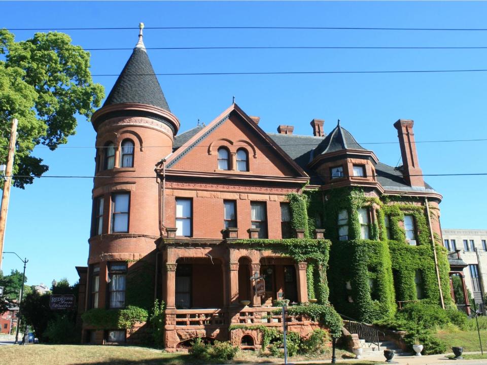 redstone inn suites haunted hotel US iowa