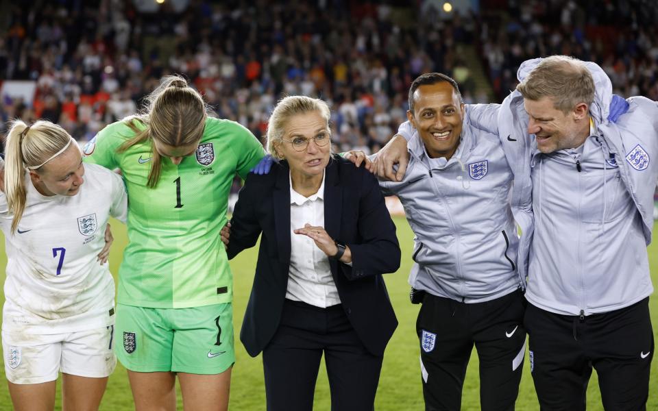 Sarina Wiegman, Manager of England, speaks to their players after the final whistle of the UEFA Women's Euro 2022 Semi Final - GETTY IMAGES