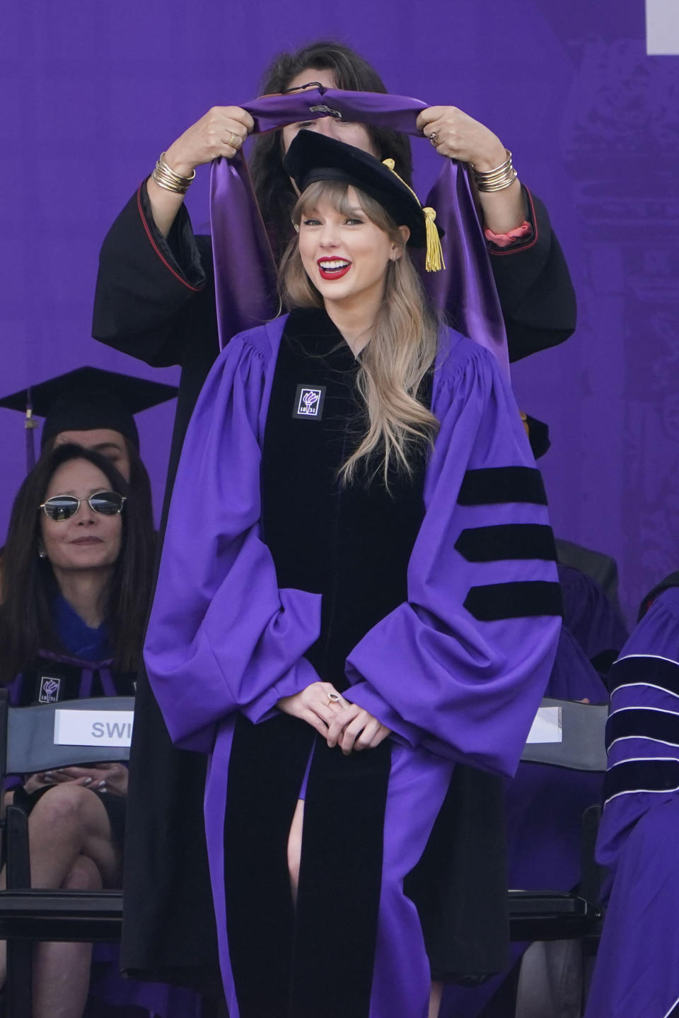 Taylor Swift saluda recibe un doctorado honorario durante la ceremonia de graduación de la Universidad de Nueva York en el Yankee Stadium, el miércoles 18 de mayo de 2022. (Foto AP/Seth Wenig)