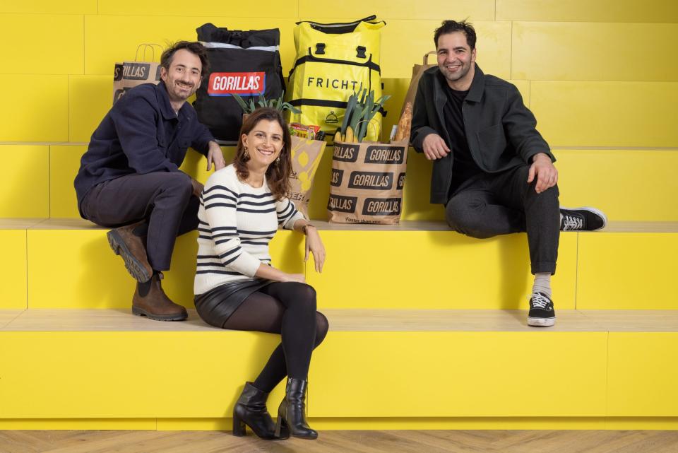 Gorillas-CEO Kagan Sümer (rechts) zusammen mit den beiden Co-CEOs von Frichti, Quentin Vacher und Julia Bijaoui.