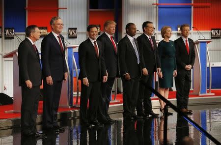 Republican U.S. presidential candidates (L-R) Governor John Kasich, former Governor Jeb Bush, U.S. Senator Marco Rubio, businessman Donald Trump, Dr. Ben Carson, U.S. Senator Ted Cruz, former HP CEO Carly Fiorina and U.S. Rep. Rand Paul pose during a photo opportunity before the debate held by Fox Business Network for the top 2016 U.S. Republican presidential candidates in Milwaukee, Wisconsin, November 10, 2015. REUTERS/Jim Young