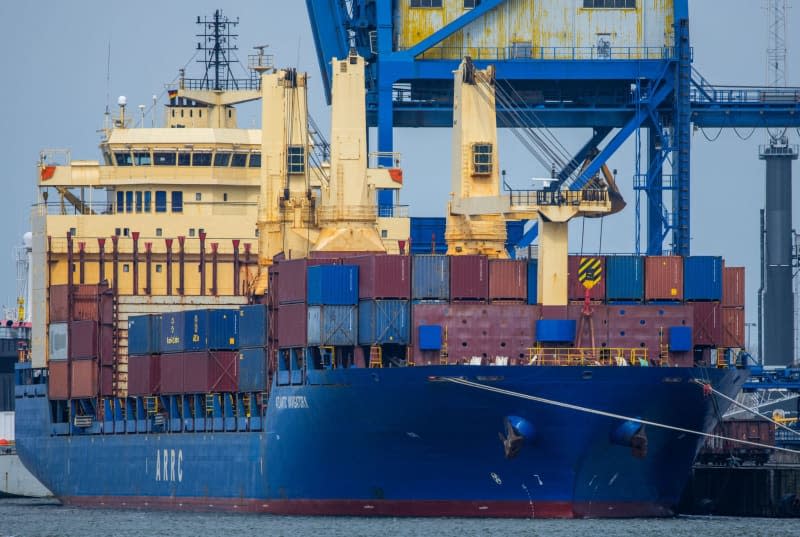 The 193-meter-long freighter "Atlantic Navigator II", which flies the flag of the Marshall Islands, is moored in the overseas port of Rostock Port. German customs authorities have detained a cargo ship that arrived from Russia at the German Baltic Sea port of Rostock because of suspicions about the ship's cargo, authorities announced on Tuesday. Jens Büttner/dpa