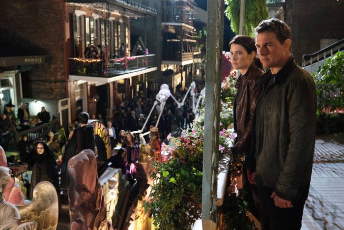 (L-R) Cobie Smulders as Susan Turner and Tom Cruise as Jack Reacher in "Jack Reacher: Never Go Back"