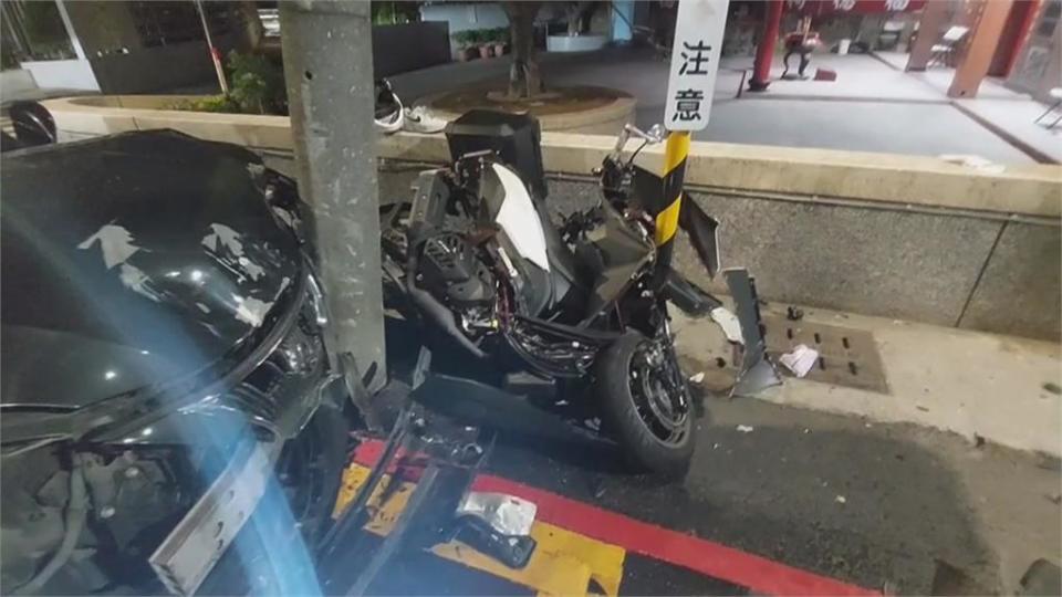 開車不專心！疑查看導航　偏離車道　轎車擦撞機車再衝撞電線桿