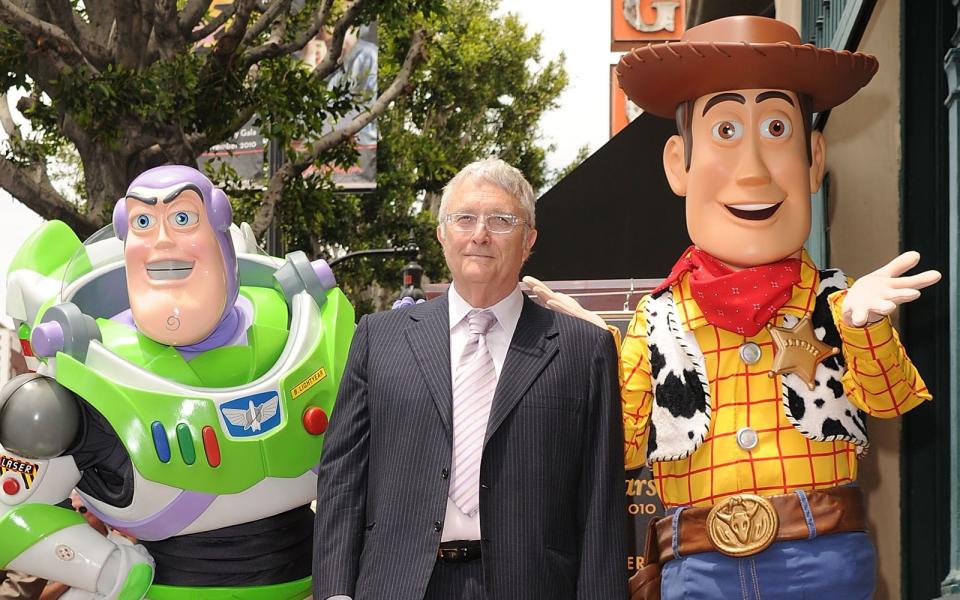 Randy Newman 2010 bei seinem Stern auf dem Hollywood Walk of Fame: Zwei "Toy Story"-Figuren kamen als Ehrengäste. (Bild: 2010 Getty Images/Jason Merritt)