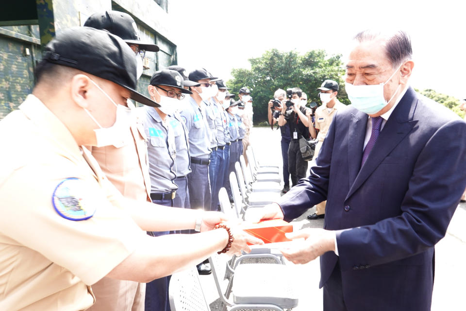 李棟樑率敬軍團前往北部地區，慰問海、空軍部隊。（記者羅廣仁攝）                           