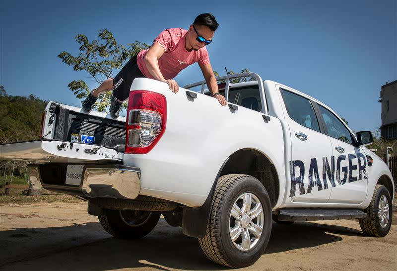 Ford Ranger後斗兩邊的車身鈑件，是伏地挺身（Push-Up）最佳的支撐點，對於手臂雕塑線條有莫大幫助。（圖／Ford提供）