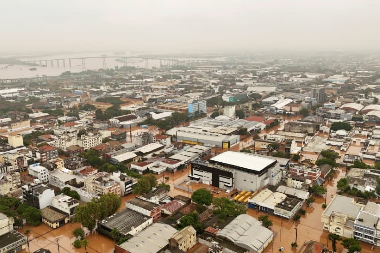 Vista aérea de calles inundadas en el barrio Navegantes en Porto Alegre, estado de Rio da Grande do, Brasil, el 4 de mayo de 2024 tras las inundaciones provocadas por las intensas lluvias que azotaron el sur de Brasil dejando al menos 56 muertos (Carlos Fabal)