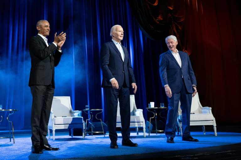 Le président américain Joe Biden entouré de ses prédécesseurs démocrates Barack Obama et Bill Clinton, le 28 mars 2024 à New York pour une soirée de levée de fonds (Brendan Smialowski)