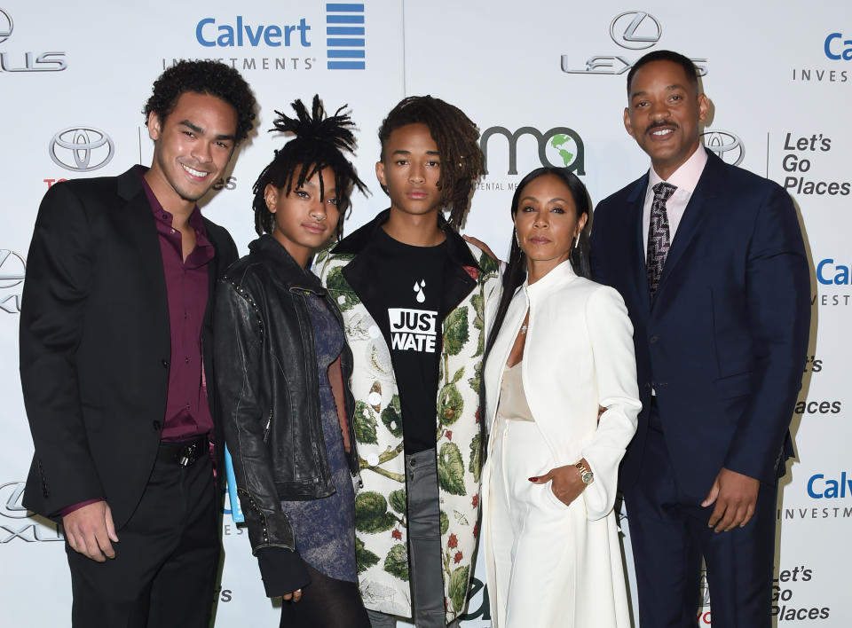 (L-R) Trey Smith, Willow Smith, Jaden Smith, Jada Pinkett-Smith and Will Smith attend the 26th annual EMA awards at Warner Bros studio lot in Burbank, on October 22, 2016. / AFP / CHRIS DELMAS        (Photo credit should read CHRIS DELMAS/AFP via Getty Images)