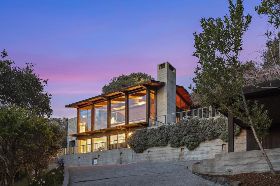 Designed Jack Hillmer, this 1996 residence has floor-to-ceiling glazing and views across the bay to the Golden Gate Bridge.