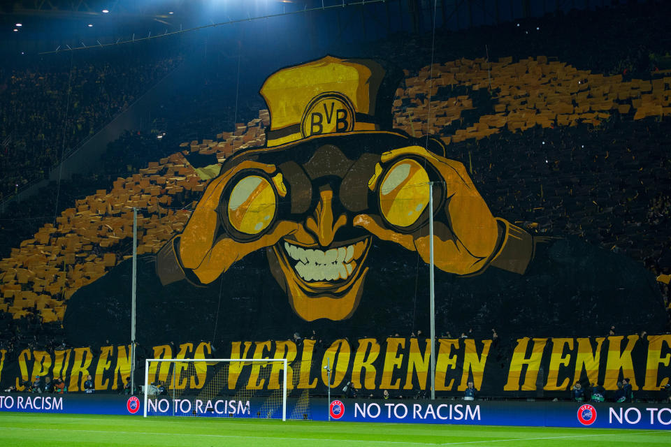 Humor haben auch die Fans von Borussia Dortmund bewiesen, als sie 2013 vor dem Champions-League-Viertelfinale gegen den FC Malaga in der Fankurve das überdimensionale Konterfei einer Fratze mit Fernglas hissten und dazu ein Transparent mit der Aufschrift „Auf den Spuren des verlorenen Henkelpotts” ausbreiteten. Eine Anspielung auf die Champions-League-Trophäe.