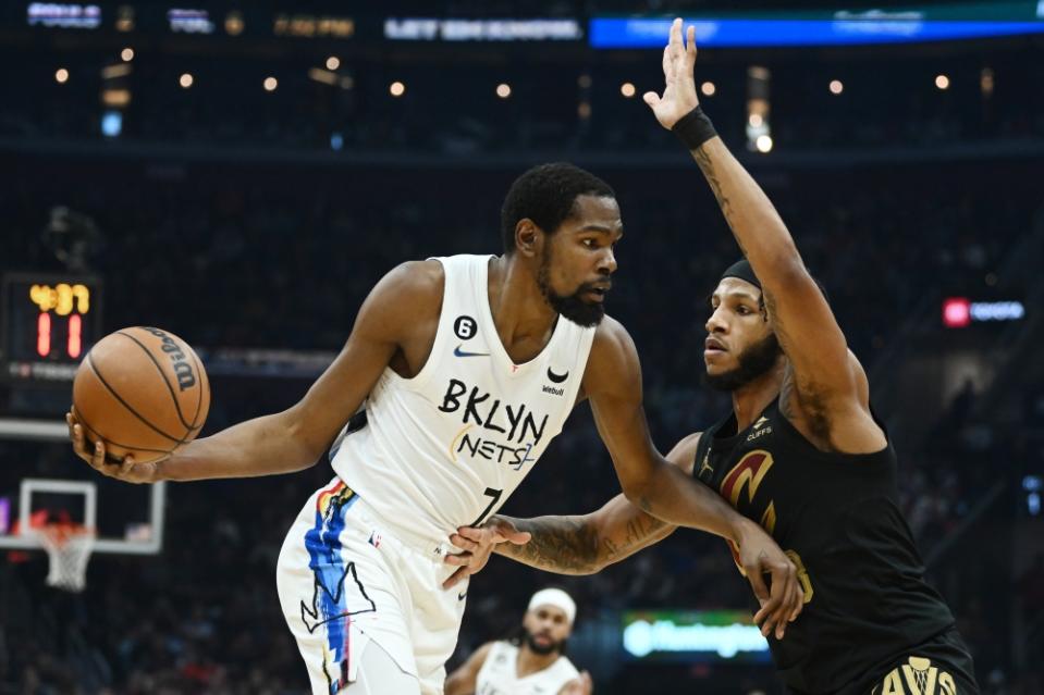 Kevin Durant defended by Lamar Stevens