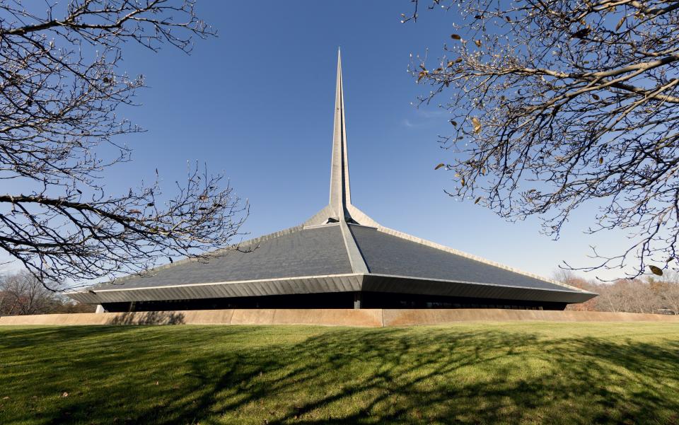 North Christian Church (Columbus, Indiana)
Finnish architect Eero Saarinen is more widely known for his industrial designs, including the Womb chair, than places of worship but that’s what makes North Christian Church so intriguing. It was completed in 1964.