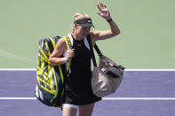 Caroline Wozniacki, of Denmark, waves to crowd as she withdraws due to injury during a quarterfinal match against Iga Swiatek, of Poland, at the BNP Paribas Open tennis tournament, Thursday, March 14, 2024, in Indian Wells, Calif. (AP Photo/Mark J. Terrill)