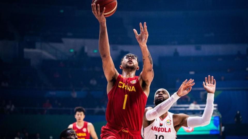 李凱爾此戰攻下17分7籃板4助攻，幫助中國隊取得世界盃首勝。（圖／翻攝自FIBA官網）