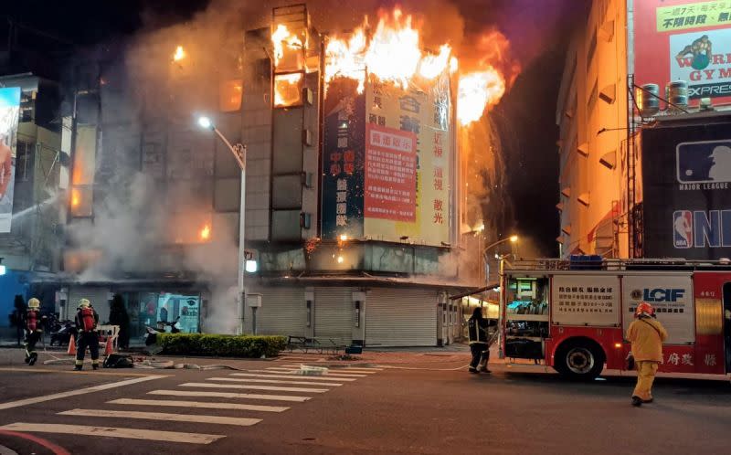 ▲屏東市永福路火警，四樓建築物在四樓起火燃燒猛烈。（圖／屏東消防局提供, 2021.06.11）