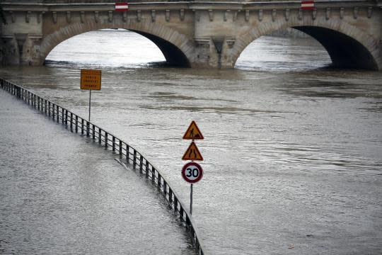 Thousands evacuated as floods batter Paris region