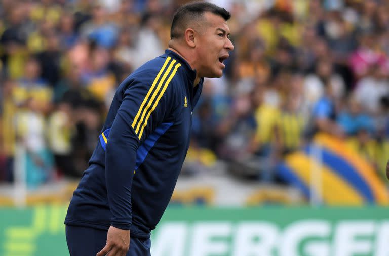 Jorge Almirón, enérgico, durante el partido de Boca ante Rosario Central, de visitante