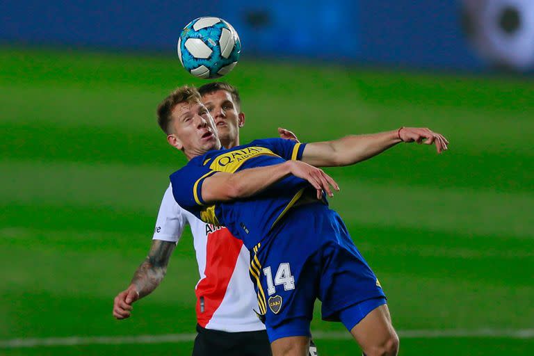 Esteban Rolón jugando con la camiseta de Boca ante River, en agosto de 2021; para Miguel Russo era el 5 más "táctico", pero igual jugó poco