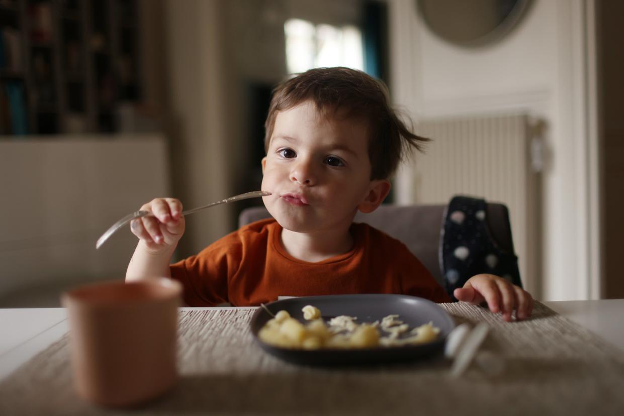 (Symbolbild) Jedes fünfte Kind ist von Armut gefährdet, zeigt eine Erhebung. - Copyright: Getty Images/ Catherine Delahaye