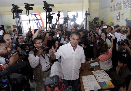 Jaime Rodriguez, independent candidate for governor of Nuevo Leon state, shows his ink-marked finger after casting his vote, during midterm elections in the town of Garcia, state of Nuevo Leon, June 7, 2015. REUTERS/Daniel Becerril