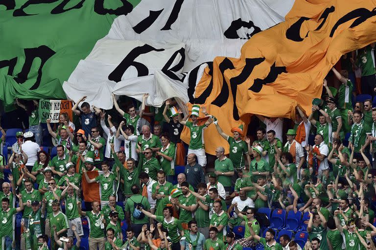 Ireland supporters cheer ahead the Euro 2016 round of 16 football match between France and Republic of Ireland at the Parc Olympique Lyonnais stadium in Décines-Charpieu, near Lyon, on June 26, 2016. 