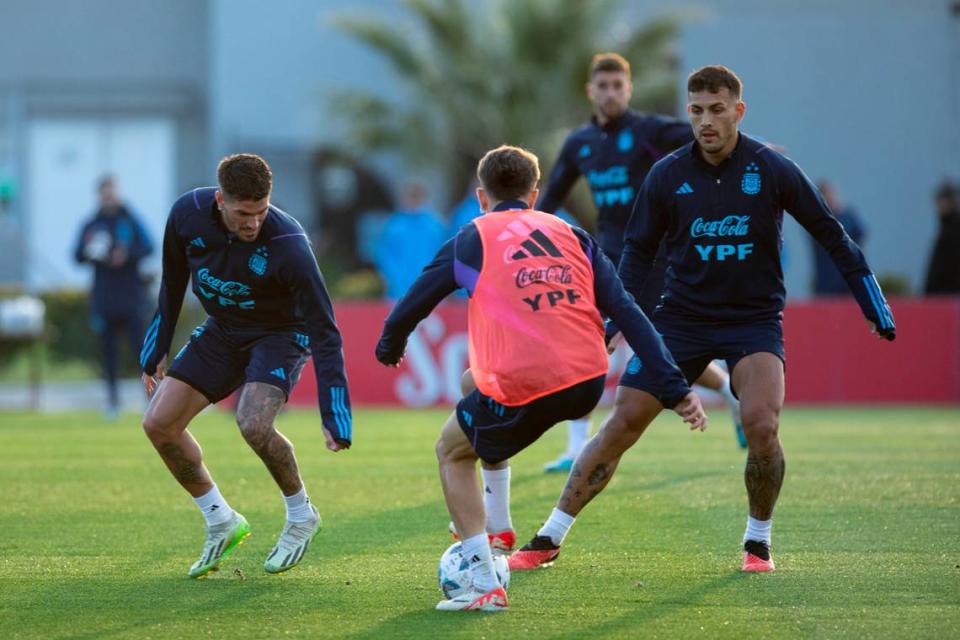 Los jugadores de la selección de Argentina durante un entrenamiento con vistas al debut el jueves ante Ecuador en las eliminatorias mundialistas, el 5 de septiembre de 2023 en Buenos Aires.