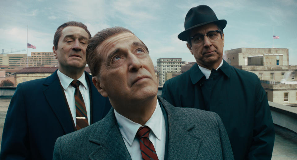 En esta imagen difundida por Netflix, de izquierda a derecha, Robert De Niro, Al Pacino y Ray Romano en una escena de "The Irishman". (Netflix vía AP)