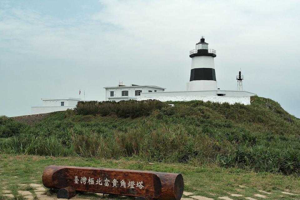 富貴角燈塔(Photo via Wikimedia, by Tonghuix, License: CC BY-SA 4.0，圖片來源：https://zh.wikipedia.org/wiki/File:Fugueijiao_Lighthouse_sideview.jpg)