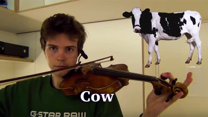 Un chico imita el sonido de una vaca con su violín. Foto: Youtube.com / Sebastiaan Kulwanowski.