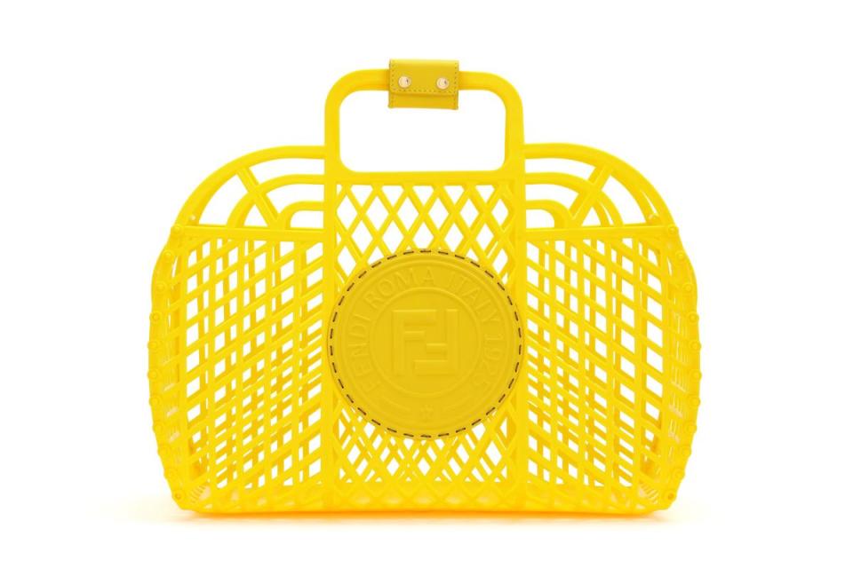 FENDI Medium Basket造型包款，NT$28,500。（FENDI提供）