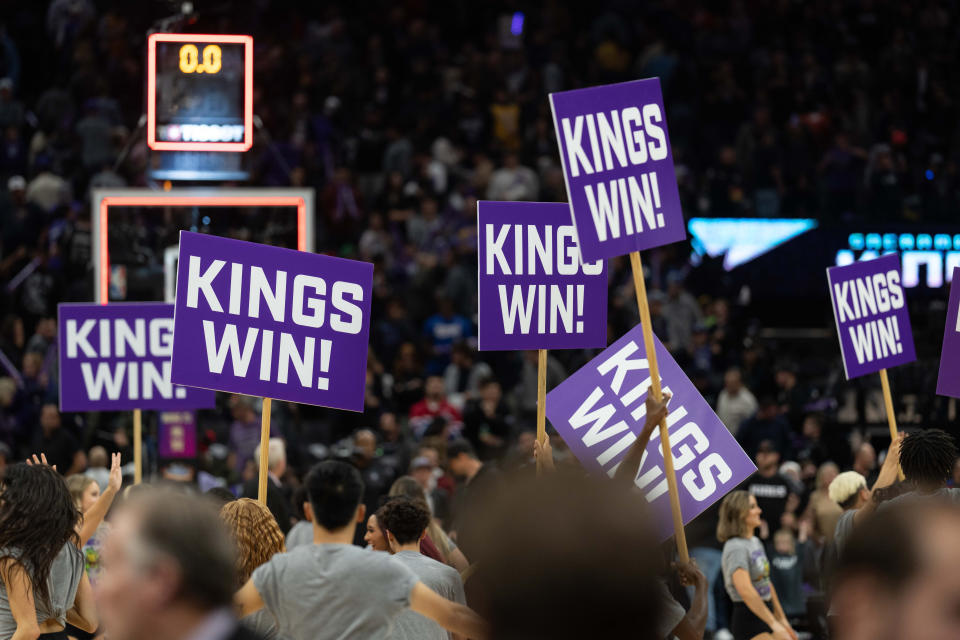 4 décembre 2022 ;  Sacramento, Californie, États-Unis ;  Les membres de l'équipe de danse des Sacramento Kings brandissent des pancartes après avoir vaincu les Chicago Bulls au Golden 1 Center.  Crédit obligatoire : Stan Szeto-USA TODAY Sports