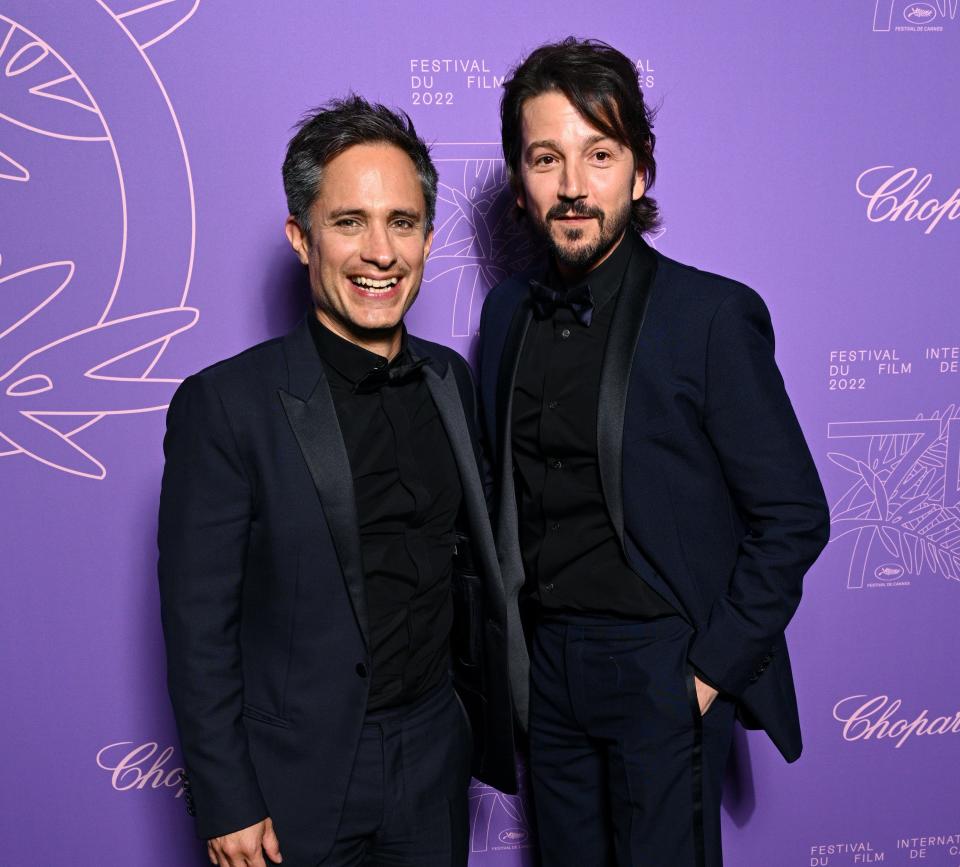 closeup of the two smiling on the red carpet