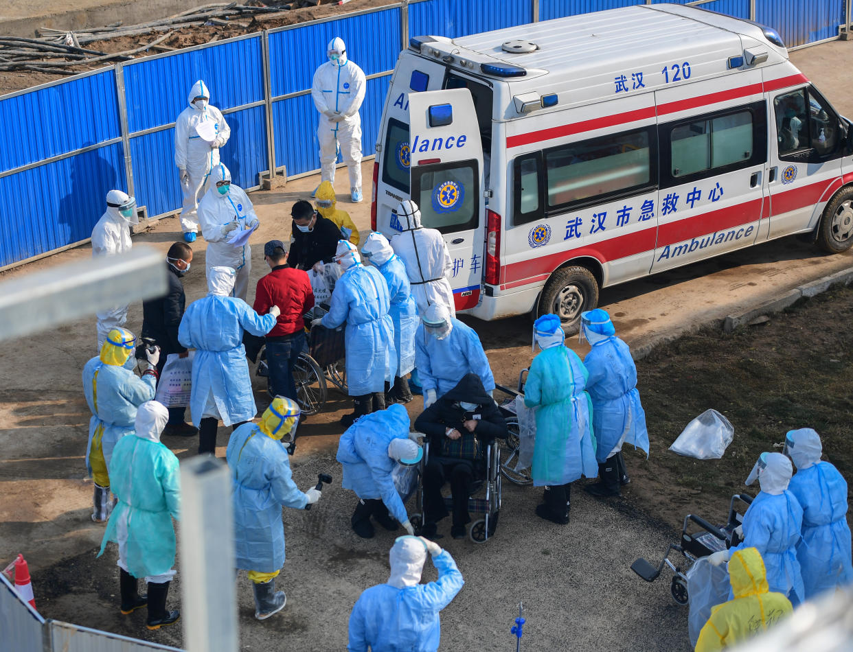 Chinese medical workers escort the first batch of patients infected with the new coronavirus and pneumonia and to be hospitalized upon their arrival at the newly-built Huo Shen Shan Hospital or Huoshenshan Hospital in Wuhan City, central China's Hubei Province on February 4th, 2020. (Photo by Liu Zhongcan / Costfoto/Sipa USA)