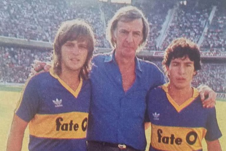 Menotti en la Bombonera, junto a Jorge Rinaldi y Carlos Tapia. El del Flaco es el segundo mejor aranque de un DT de Boca de 1946 a la actualidad